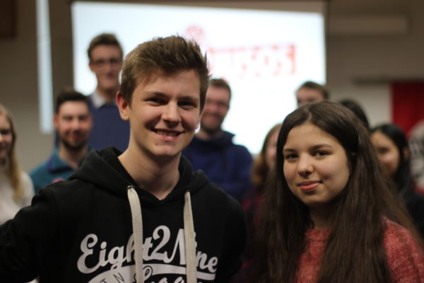 Fabian Pflume links stehend, Silvana Sand, rechts stehend und im Hintergrund die restlichen gewählten Personen des Juso-Vorstandes